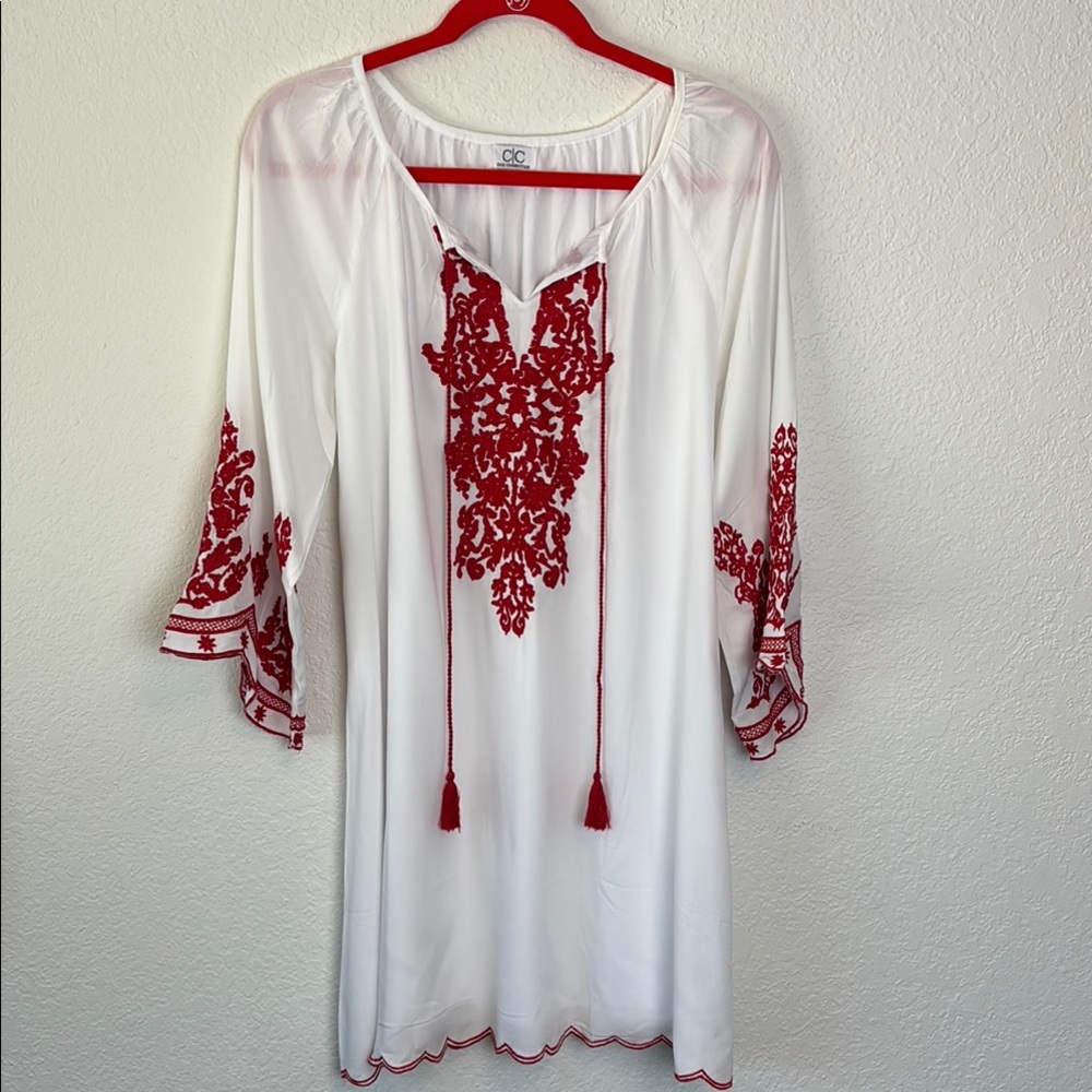 NWOT Women's Chic Connections White Top w/ Red Embroidery Accents -Size Small